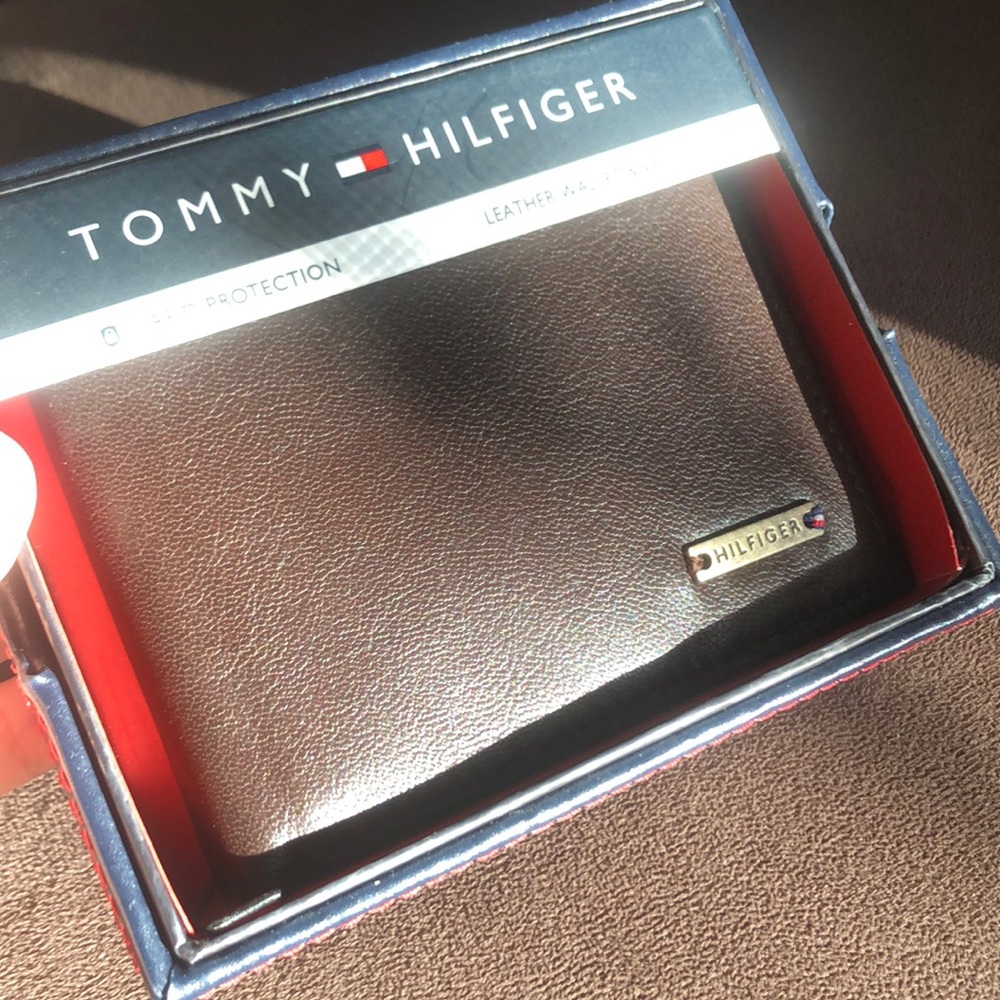 Tommy Hilfiger leather wallet